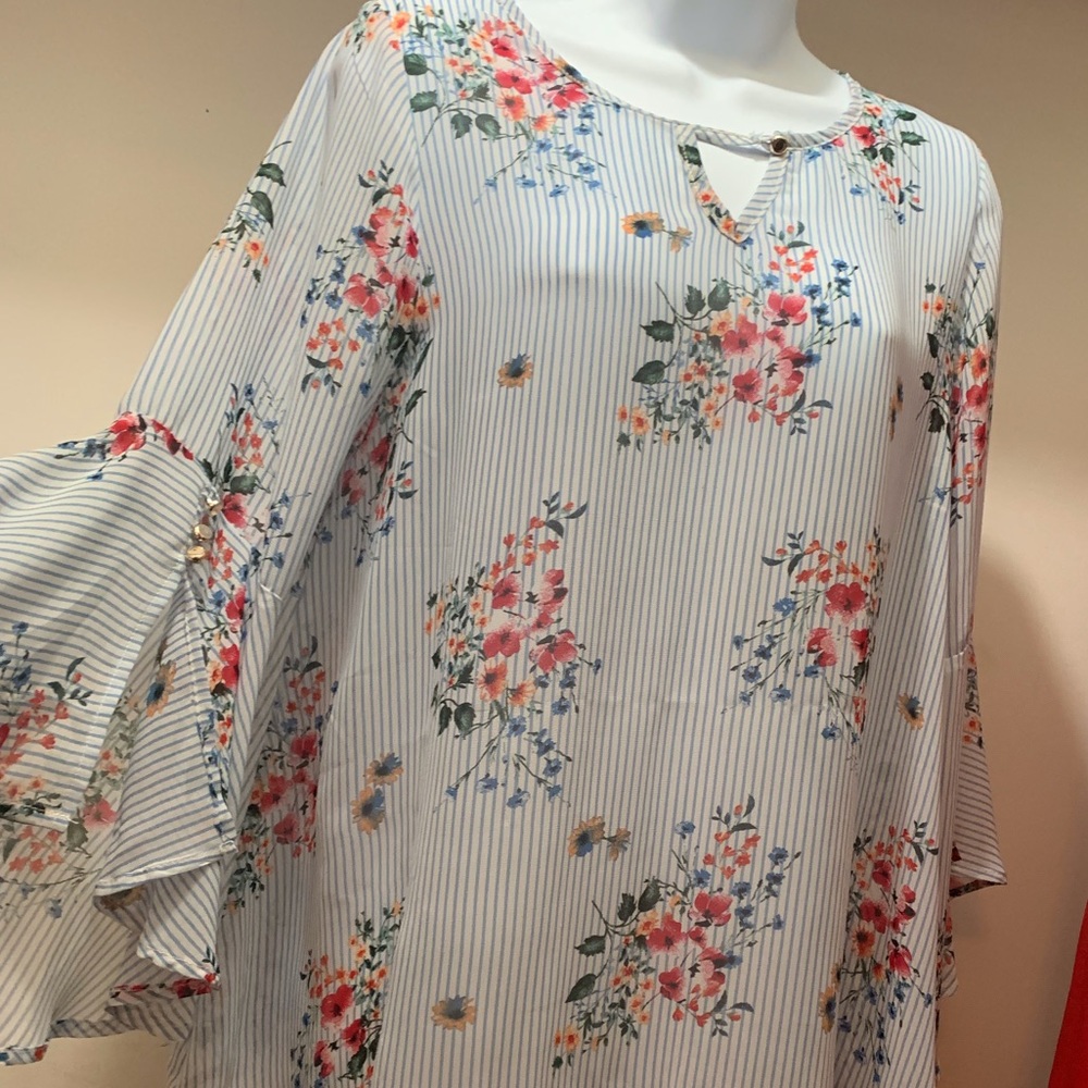 ***3 for 25*** Beautiful medium blouse